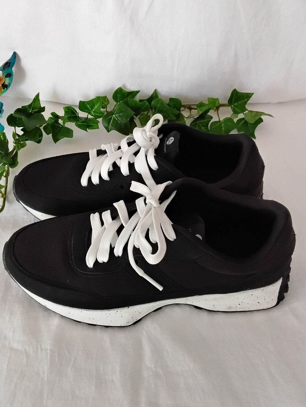 Womens Traj3ctory Flexline Black Athletic Sneakers with White Laces